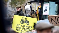 Para demonstran membawa spanduk bertuliskan Tidak Ada Petani, Tidak Ada Makanan, Tidak Ada Masa Depan dan Starmer Si Perusak Petani, merujuk pada Perdana Menteri Keir Starmer. (REUTERS/Mina Kim)  