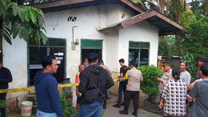 Rumah korban saat polisi melakukan olah TKP (Foto: Istimewa)