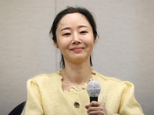 Video: Mantan CEO ADOR Min Hee Jin Gugat Agensi ILLIT