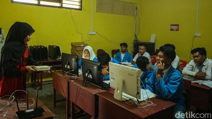SMK 3 Anambas, Kepri, telah dilengkapi dengan fasilitas internet BAKTI Kominfo. Kehadiran sinyal internet ini turut memudahkan proses belajar mengajar.