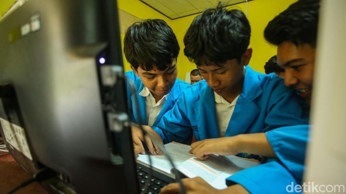 SMK 3 Anambas, Kepri, telah dilengkapi dengan fasilitas internet BAKTI Kominfo. Kehadiran sinyal internet ini turut memudahkan proses belajar mengajar.