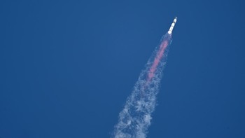Seperti setiap uji terbang sebelumnya, SpaceX terus mengembangkannya dengan menguji kemampuan Starship tambahan, termasuk kali ini menyalakan kembali mesin saat berada di luar angkasa dan menguji elemen baru pelindung panasnya. (REUTERS/Brandon Bell)