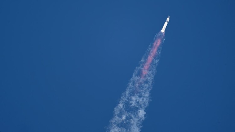 SpaceX Starship rocket takes off during its sixth test flight, in Brownsville, Texas, U.S., November 19, 2024 . Brandon Bell/Pool via REUTERS