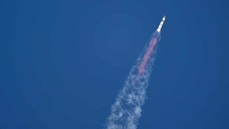 SpaceX Starship rocket takes off during its sixth test flight, in Brownsville, Texas, U.S., November 19, 2024 . Brandon Bell/Pool via REUTERS