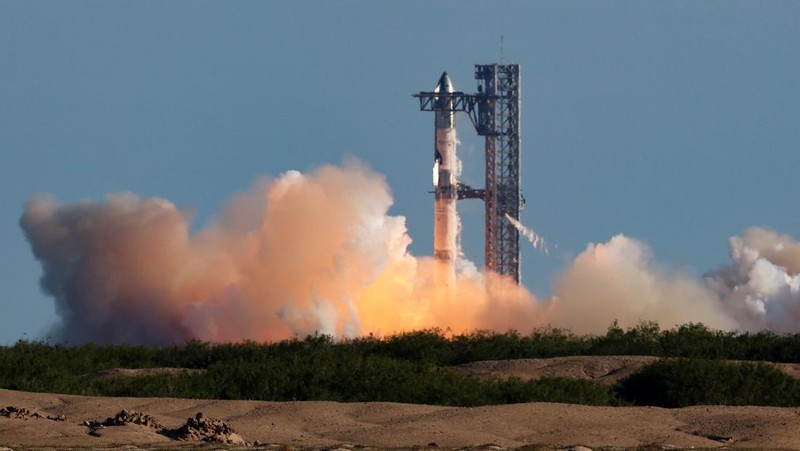 SpaceX's next-generation Starship spacecraft atop its powerful Super Heavy rocket is launched on its sixth test at the company's Boca Chica launch pad in Brownsville, Texas, U.S., November 19, 2024. REUTERS/Joe Skipper