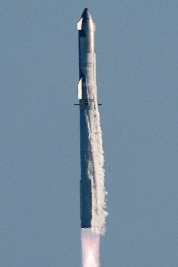 SpaceX Luncurkan Misi Ke-6 Uji Terbang Roket Starship SpaceXs next-generation Starship spacecraft atop its powerful Super Heavy rocket is launched on its sixth test at the companys Boca Chica launch pad in Brownsville, Texas, U.S., November 19, 2024. REUTERS/Joe Skipper