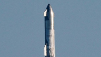 Starship merupakan roket tertinggi dan terkuat yang pernah diluncurkan. Ditumpuk sepenuhnya pada pendorong Super Heavy, Starship memiliki tinggi 397 kaki dan diameter sekitar 30 kaki. (REUTERS/Joe Skipper)