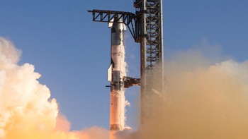 Starship mencapai luar angkasa dan menempuh perjalanan setengah jalan mengelilingi Bumi sebelum memasuki kembali atmosfer dan mendarat di Samudra Hindia. (REUTERS/Joe Skipper)