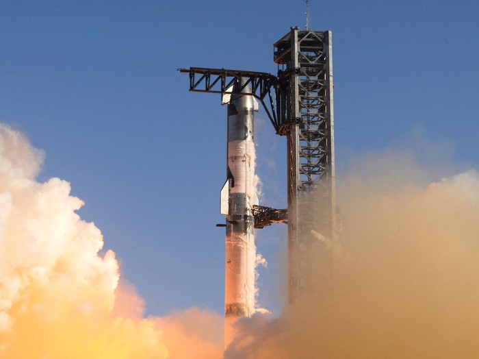 SpaceXs next-generation Starship spacecraft atop its powerful Super Heavy rocket is launched on its sixth test at the companys Boca Chica launch pad in Brownsville, Texas, U.S., November 19, 2024. REUTERS/Joe Skipper