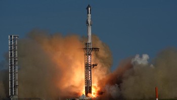 Roket tersebut lepas landas dari fasilitas Starbase milik SpaceX di dekat Brownsville, Texas. Tidak ada seorang pun di dalam pesawat Starship tersebut. (REUTERS/Joe Skipper)