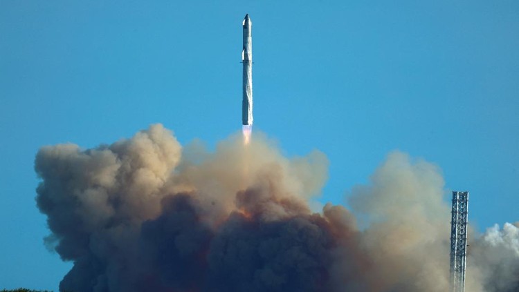 SpaceX Luncurkan Misi Ke-6 Uji Terbang Roket Starship SpaceXs next-generation Starship spacecraft atop its powerful Super Heavy rocket is launched on its sixth test at the companys Boca Chica launch pad in Brownsville, Texas, U.S., November 19, 2024. REUTERS/Joe Skipper