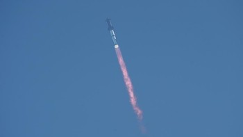 Sistem Starship dirancang agar dapat digunakan kembali sepenuhnya dan bertujuan untuk menjadi metode baru dalam menerbangkan kargo dan manusia ke luar Bumi. Roket tersebut juga penting bagi rencana NASA untuk mengembalikan astronot ke bulan. (REUTERS/Gabriel V Cardenas)