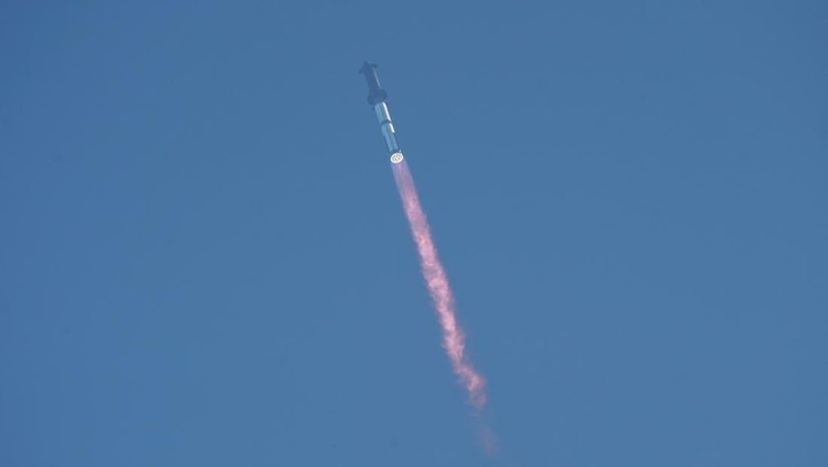 SpaceX Luncurkan Misi Ke-6 Uji Terbang Roket Starship SpaceXs Starship launches as seen from South Padre Island near Brownsville, Texas, U.S. November 19, 2024. REUTERS/Gabriel V. Cardenas