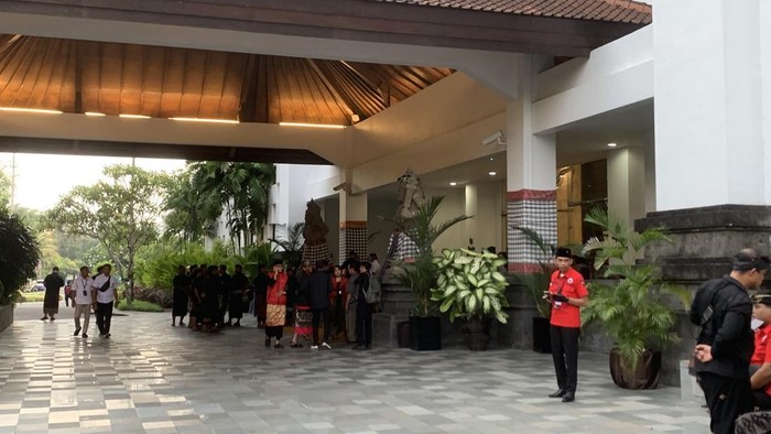 Suasana menjelang debat ketiga Pilgub Bali 2024 di BNDCC, Nusa Dua, Badung, Rabu (20/11/2024). (Rizki Setyo/detikBali)