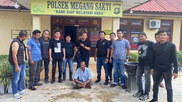 Sumari (41), ayah yang bunuh anak kandungnya saat diamankan polisi