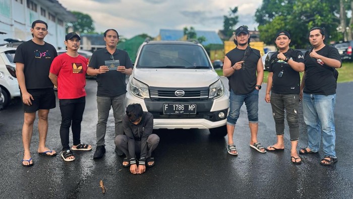 Tampang pelaku pencurian mobil.
