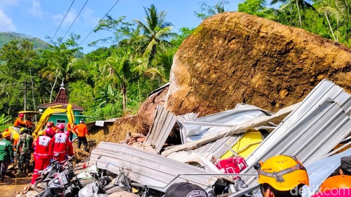 Tanah longsor tewaskan empat anggota keluarga di Purworejo, Rabu (20/11/2024).