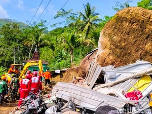 Detik-detik Ngeri Longsor Tewaskan 1 Keluarga di Bruno Purworejo