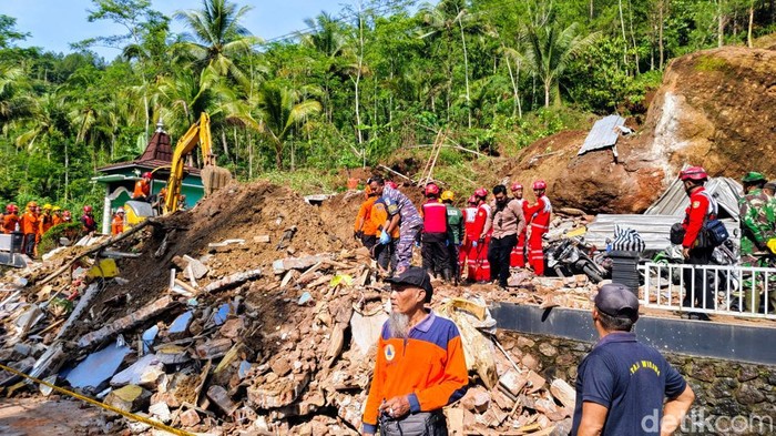 Tanah longsor tewaskan empat anggota keluarga di Purworejo, Rabu (20/11/2024).