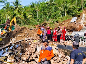 Penampakan Rumah Subur Hancur Tertimpa Batu Raksasa hingga 4 Orang Tewas