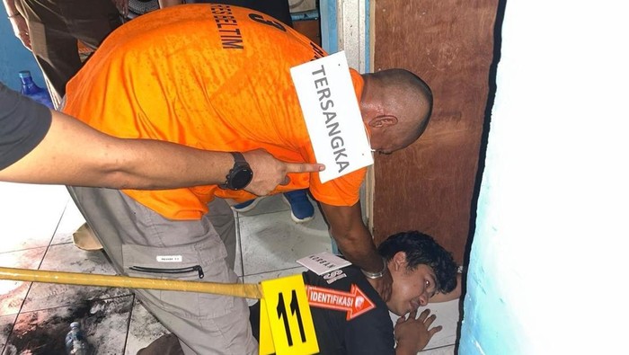 Tersangka Nanang saat rekonstruksi.