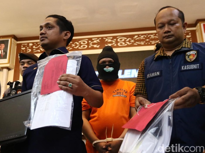 Tersangka pungli Lapas Cebongan MRP saat rilis kasus di Mapolresta Sleman, Rabu (20/11/2024).