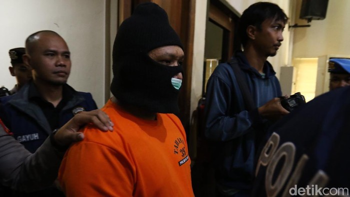Tersangka pungli Lapas Cebongan MRP saat rilis kasus di Mapolresta Sleman, Rabu (20/11/2024).