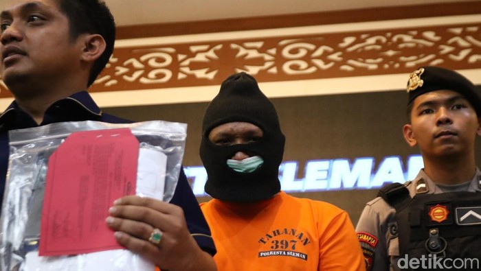 Tersangka pungli Lapas Cebongan MRP saat rilis kasus di Mapolresta Sleman, Rabu (20/11/2024).