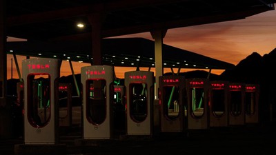 Melihat Supercharger Tesla di California