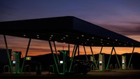 Tampak sejumlah mobil Tesla tengah mengisi daya.  