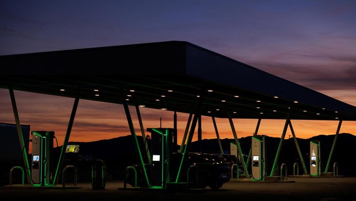 An electric vehicle charging station is shown between Los Angeles and Las Vegas in Baker, California, U.S., November 19, 2024.  REUTERS/Mike Blake