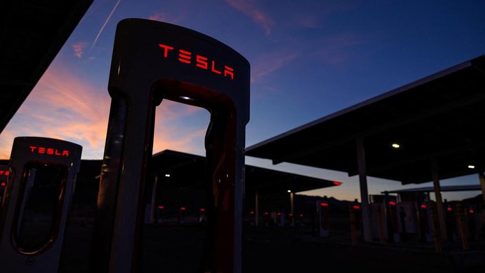 An electric vehicle charging station is shown between Los Angeles and Las Vegas in Baker, California, U.S., November 19, 2024.  REUTERS/Mike Blake
