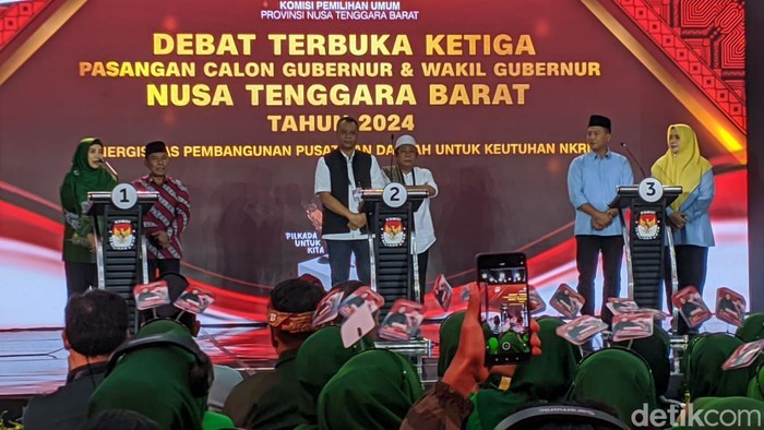Tiga paslon gubernur-wakil gubernur NTB saat debat publik ketiga Pilgub NTB, Rabu (20/11/2024).