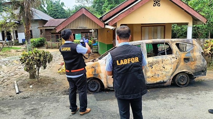 Tim Labfor Poldasu menyelidiki penyebab terbakarnya mobil timses calon bupati Aceh Timur nomor urut 1 Sulaiman-Abdul Hamid. (Foto:  dok Polres Aceh Timur).