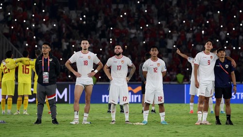 Soccer Football - World Cup - Asian Qualifiers - Third Round - Group C - Indonesia v Saudi Arabia - Gelora Bung Karno Main Stadium, Jakarta, Indonesia - November 19, 2024 Indonesia players celebrate their victory after the match REUTERS/Ajeng Dinar Ulfiana