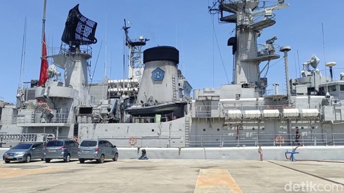 TNI AL mengerahkan dua kapal perang dan satu peleton marinir dari Lantamal Kupang untuk membantu distribusi logistik untuk korban erupsi Gunung Lewotobi Laki-laki di Flores Timur, NTT, Rabu (20/11/2024).