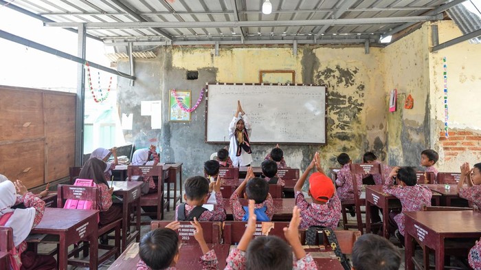 Sejumlah siswa mengikuti kegiatan belajar mengajar di SD Negeri Lontar 2, Tirtayasa, Kabupaten Serang, Banten, Rabu (20/11/2024). Pihak sekolah menuturkan rusaknya tiga ruang kelas di sekolah tersebut sejak tahun 2018 mengganggu proses belajar mengajar sehingga terpaksa memindahkan KBM ke ruangan lain. ANTARA FOTO/Putra M. Akbar/gp/rwa.