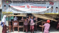 Rusaknya tiga ruang kelas mengganggu proses belajar mengajar sehingga terpaksa memindahkan KBM ke ruangan lain.