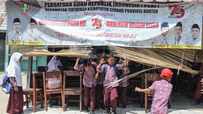 Sejumlah siswa mengikuti kegiatan belajar mengajar di SD Negeri Lontar 2, Tirtayasa, Kabupaten Serang, Banten, Rabu (20/11/2024). Pihak sekolah menuturkan rusaknya tiga ruang kelas di sekolah tersebut sejak tahun 2018 mengganggu proses belajar mengajar sehingga terpaksa memindahkan KBM ke ruangan lain. ANTARA FOTO/Putra M. Akbar/gp/rwa.