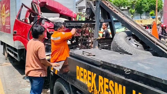 Truk boks yang mengalami kecelakaan di Jalan Kalijaga, Kota Cirebon