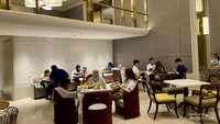foto para pengunjung sedang menikmati makanan
