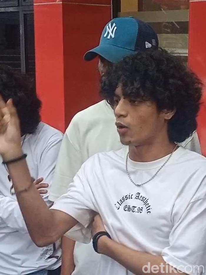Vadel Badjideh dampingi ayah jalani pemeriksaan di Polres Jakarta Selatan.
