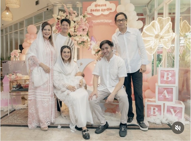 Orangtua Kevin Aprilio, Memes dan Addie MS juga terut hadir mengenakan pakaian senada. Addie memilih mengenakan kemeja putih dipadukan dengan celana panjang hitam, sementara Memes mengenakan dress panjang berwarna merah muda dengan aksen berwarna putih dan kerudung yang juga berwarna putih. Foto: Instagram/@vicymelanie