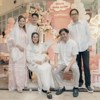 Orangtua Kevin Aprilio, Memes dan Addie MS juga terut hadir mengenakan pakaian senada. Addie memilih mengenakan kemeja putih dipadukan dengan celana panjang hitam, sementara Memes mengenakan dress panjang berwarna merah muda dengan aksen berwarna putih dan kerudung yang juga berwarna putih. Foto: Instagram/@vicymelanie
