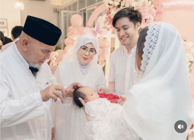 Orangtua Vicy Melanie juga tak kalah antusias mengikuti berbagai rangkaian acara tasyakuran aqiqah cucunya. Vicy dan Kevin sendiri sebelumnya diketahui telah menunggu 4 tahun sampai akhirnya dikaruniai keturunan. Foto: Instagram/@vicymelanie