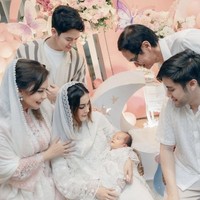 Selama berlangsungnya acara, baby Kimova juga terlihat anteng di gendongan ibunya. Punya paras cantik, baby Kimova banjir pujian dari para netizen. “Duh cantik sekaliiii dedek bayi,” komentar salah seorang netizen. “Masyaallah cantiik nya baby kim,” tambah netizen lain. Foto: Instagram/@vicymelanie