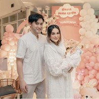Kevin Aprilio dan Vicy Melanie baru saja menggelar acara tasyakuran aqiqah untuk putri mereka, baby Kimova. Melalui akun Instagram pribadinya Vicy membagikan foto-foto momen aqiqah putrinya. Foto: Instagram/@vicymelanie