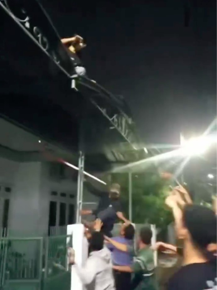 Video seorang maling dikejar hingga naik atap rumah warga di Jaktim viral di medsos. Pelaku akhirnya jatuh dari genting dan dihajar warga. (dok Istimewa)
