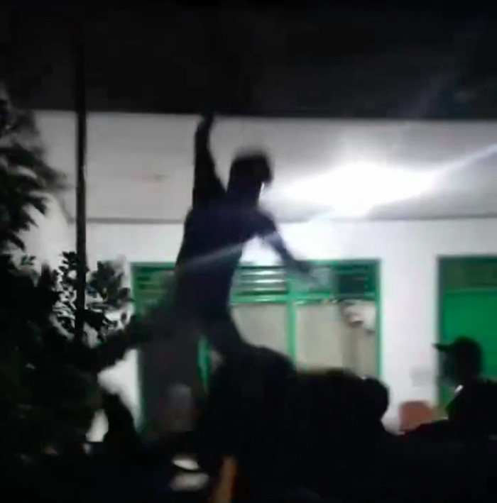 Video seorang maling dikejar hingga naik atap rumah warga di Jaktim viral di medsos. Pelaku akhirnya jatuh dari genting dan dihajar warga. (dok Istimewa)