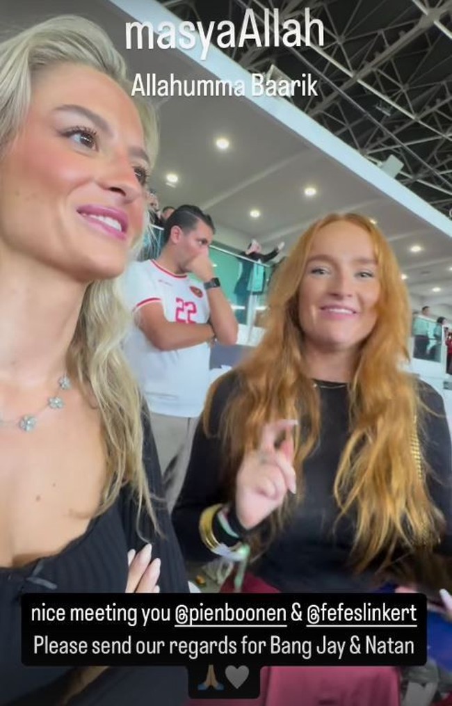 Pacar Jay Idzes, Pien Boonen juga turut hadir menonton pertandingan. Pien Boonen memilih tampil mengenakan kaos lengan panjang berwarna hitam dipadukan dengan celana panjang berwarna fuschia. Foto: Instagram